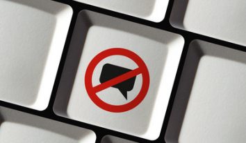 OLG Karlsruhe: Facebook darf Hass-Kommentar zu Flüchtlingen löschen