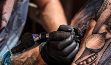 Tattoos und Urheberrecht: Wem gehört die Körperkunst?