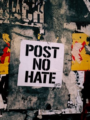 Dürfen Plattformbetreiber Nutzerkonten bei Hate Speech sperren und löschen?