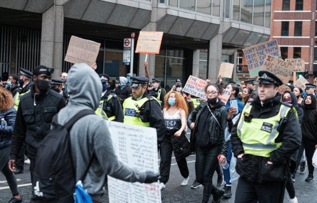 2.000 € Geldentschädigung für auf Demonstration rechtswidrig gefilmte Polizistin