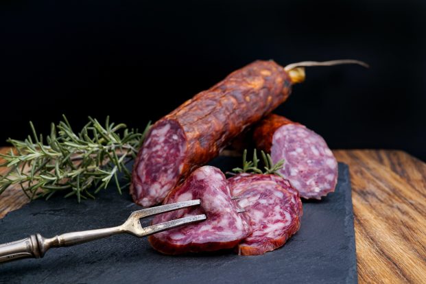 OVG NRW: Geflügel-Salami mit Schweinespeck irreführend