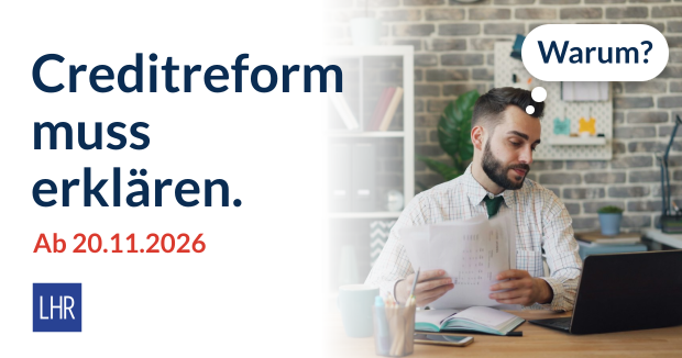 Unternehmer prüft am Schreibtisch kritisch seine Unterlagen, Gedankenblase „Warum?“, daneben die Überschrift „Creditreform muss erklären. Ab 20.11.2026“