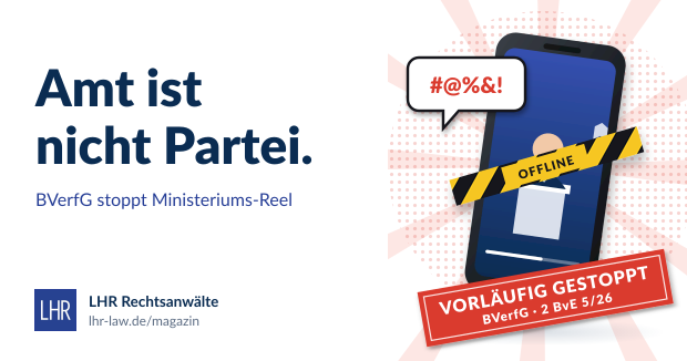 Smartphone mit Instagram-Reel eines Ministeriums, mit Absperrband „Offline“ und Stempel „Vorläufig gestoppt – BVerfG 2 BvE 5/26“