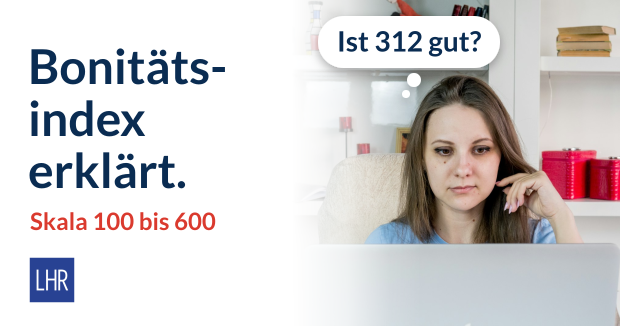 Unternehmerin schaut nachdenklich auf ihren Laptop, Gedankenblase „Ist 312 gut?“, daneben „Bonitätsindex erklärt. Skala 100 bis 600“