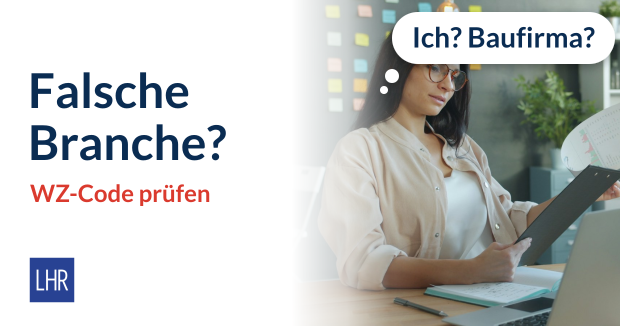 Unternehmerin prüft stirnrunzelnd ein Dokument, Gedankenblase „Ich? Baufirma?“, daneben „Falsche Branche? WZ-Code prüfen“