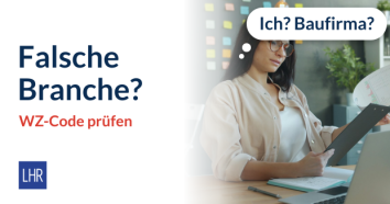 Unternehmerin prüft stirnrunzelnd ein Dokument, Gedankenblase „Ich? Baufirma?“, daneben „Falsche Branche? WZ-Code prüfen“
