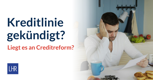 Unternehmer liest besorgt einen Brief, die Hand an der Stirn, daneben „Kreditlinie gekündigt? Liegt es an Creditreform?“