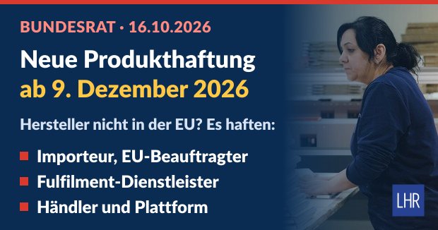 Info-Karte in Navy mit Arbeiterin an einem Packtisch: „Bundesrat · 16.10.2026 – Neue Produkthaftung ab 9. Dezember 2026 – Hersteller nicht in der EU? Es haften: Importeur, EU-Beauftragter, Fulfilment-Dienstleister, Händler und Plattform“.