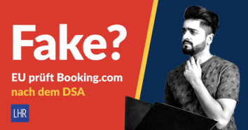Skeptisch blickender Mann mit Laptop vor roter Fläche mit dem Wort „Fake?“ und dem Hinweis „EU prüft Booking.com nach dem DSA“