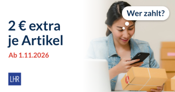 Foto: Online-Händlerin prüft ein Paket mit dem Smartphone, Gedankenblase „Wer zahlt?“, Überschrift „2 € extra je Artikel“, rote Zeile „Ab 1.11.2026“