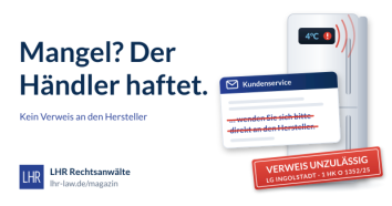 Illustration einer Kühl-Gefrierkombination mit Alarmanzeige und durchgestrichener Kundenservice-Mail, Headline „Mangel? Der Händler haftet.“ und roter Stempel „Verweis unzulässig · LG Ingolstadt 1 HK O 1352/25“