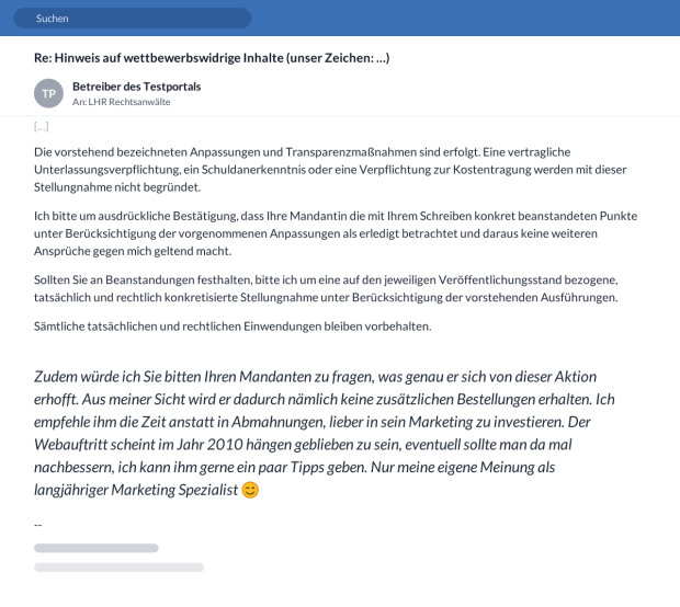 Nachbildung der Antwortmail: sachlich formulierte Schlussabsätze mit Vorbehalten, darunter ein kursives Postskriptum mit persönlicher Kritik und Zwinker-Smiley